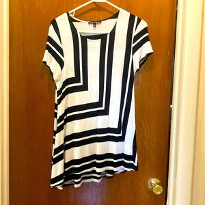 3/$15. Cable & Gauge asymmetrical tunic top size M